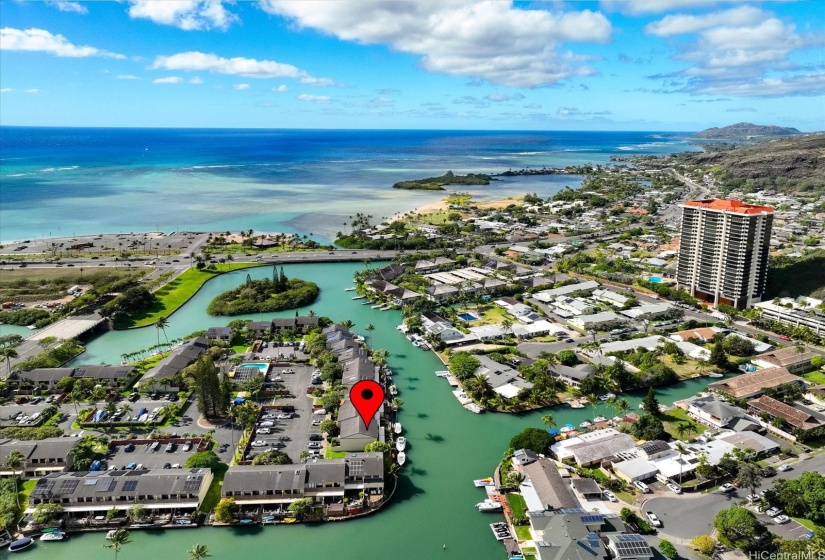 This superb Moorings END unit is located in the far right section of the community, bordered by a large grassy lawn.