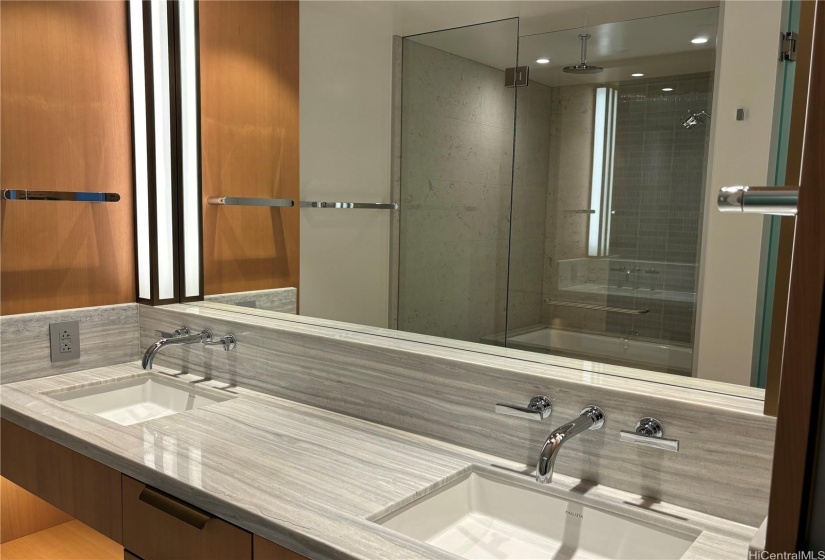 Primary Bathroom w/Dual Vanity Sinks