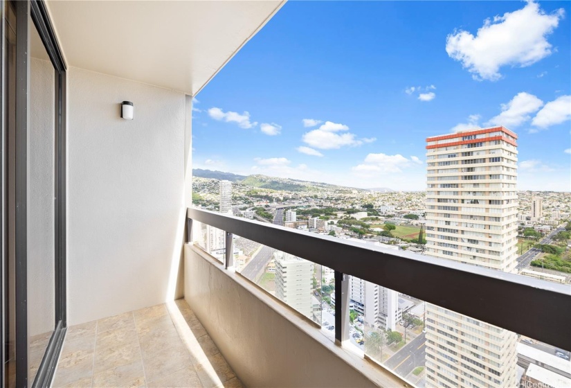 Spacious lanai with mountain views