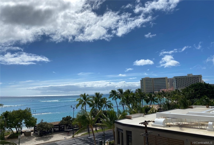 Ocean view from the bedroom and living room.  Imagine waking up in the morning and just looking out your window for a Queens and Canoes surf report!  Or relax with a bottle of wine and watch amazing sunsets every night.