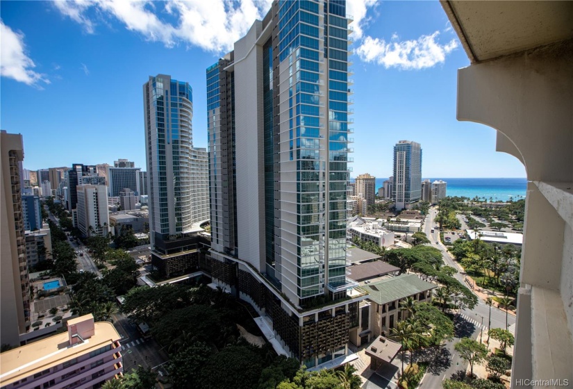 La Casa PENTHOUSE on 24th floor with ocean and peek a boo Diamond Head view from cool, spacious lanai. Close to many stores, restaurants, and beaches.