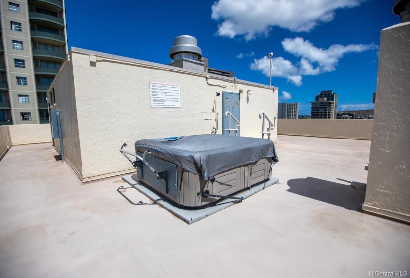 amenities include sauna and this jacuzzi tub on the roof top.