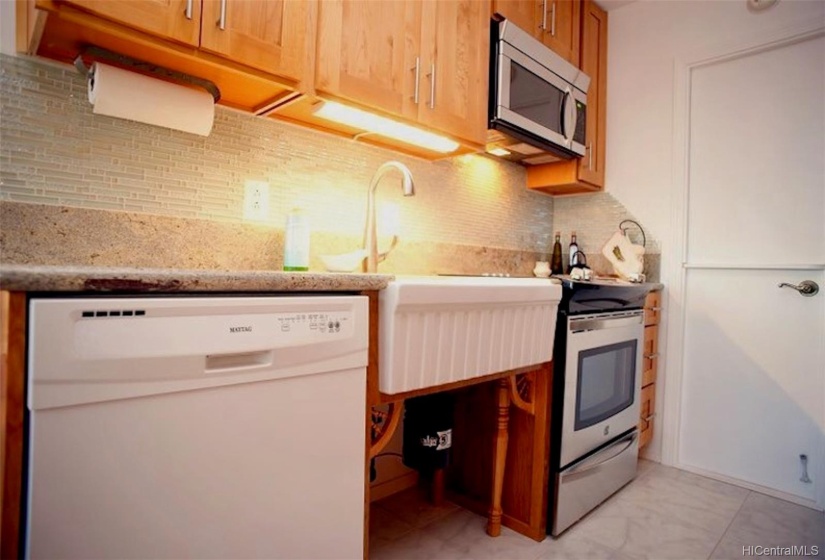 move in ready! renovated custom kitchen with 