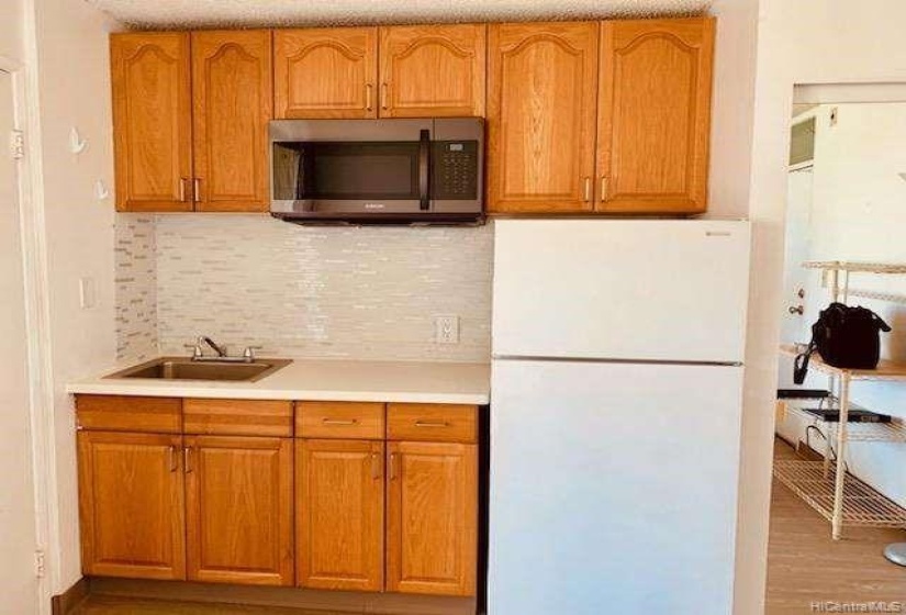 706B New kitchen counter and backsplash.