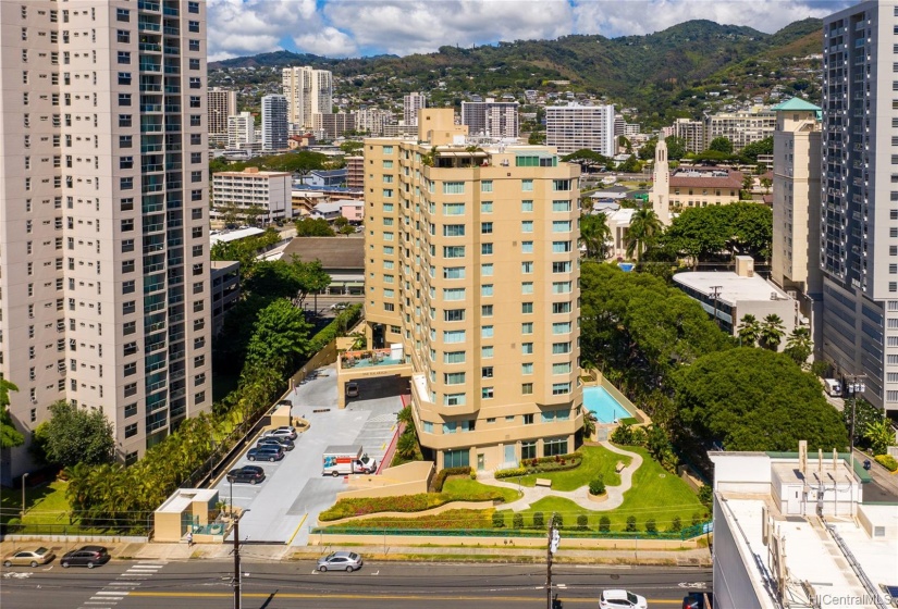 Conveniently located in Makiki, Close to shopping malls, parks, schools, and community centers.