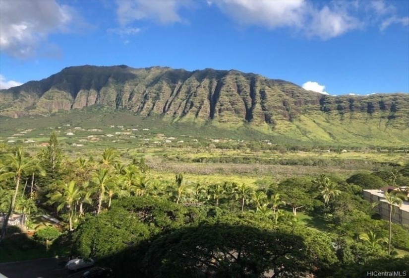 MAKAHA VALLEY MOUNTAIN RANGE