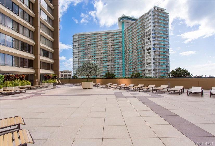 Sundeck connects 2 towers on the amenity floor (11th).