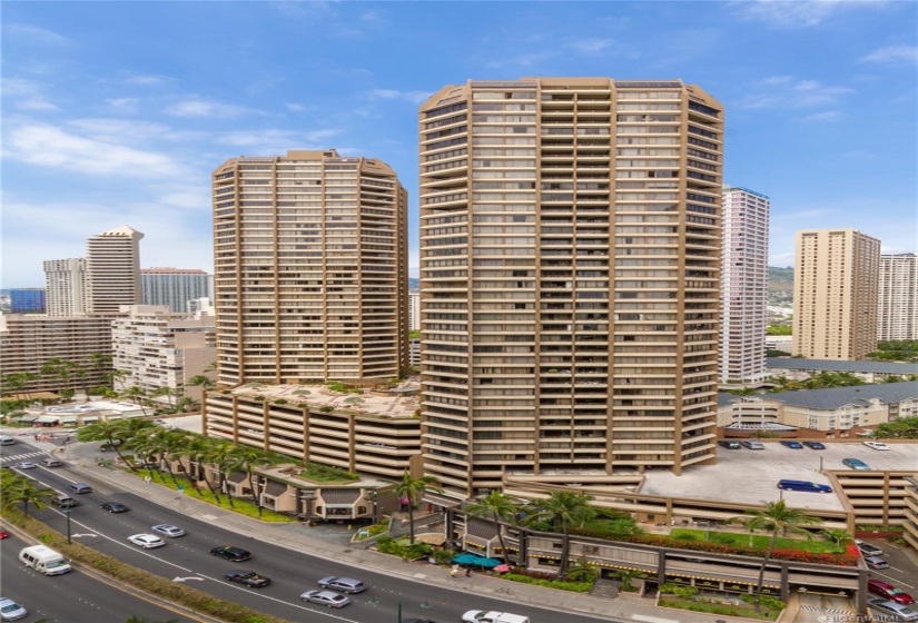 Discovery Bay is located in the West end of Waikiki close to Hilton Hawaiian Village and Ala Moana Center. There are many restaurants, fast-food shops and coffee shops near by. On The Bus and trolley line.