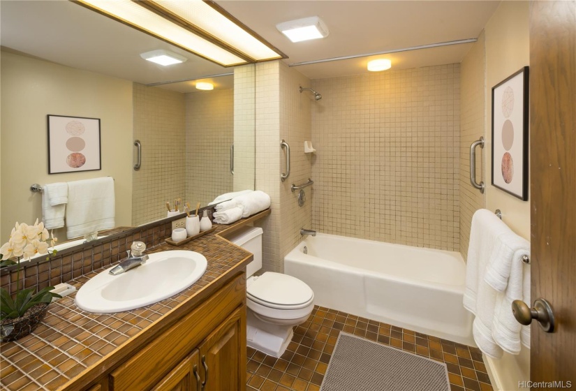 Convenient and large 2nd full bathroom